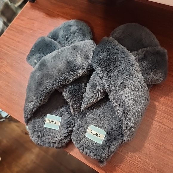 Tom's Gray Plush slippers. Size 9 - Picture 4 of 7